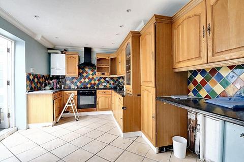 16 Hailsham Close, Romford, RM3 7SR