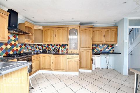 16 Hailsham Close, Romford, RM3 7SR