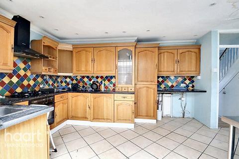 16 Hailsham Close, Romford, RM3 7SR