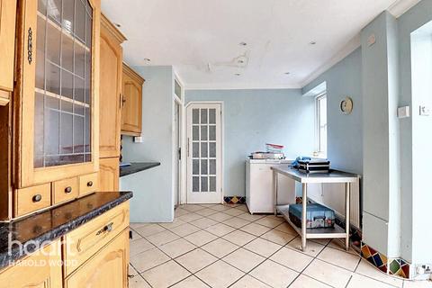 16 Hailsham Close, Romford, RM3 7SR