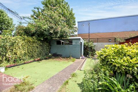 3 bedroom end of terrace house to rent, Stevens Road, Dagenham