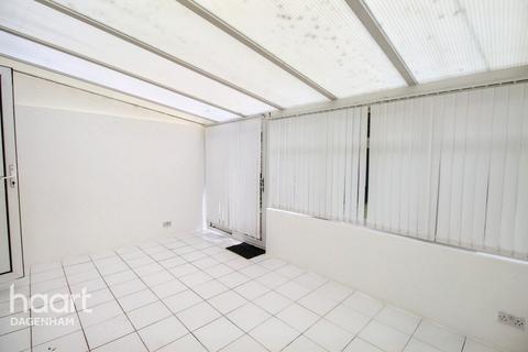 3 bedroom end of terrace house to rent, Stevens Road, Dagenham