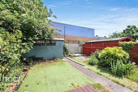 3 bedroom end of terrace house to rent, Stevens Road, Dagenham