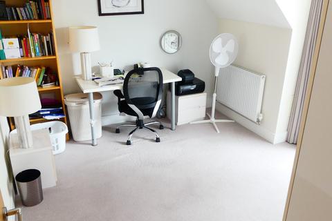 2 bedroom flat to rent, Cameo Court, Aylesbury HP18