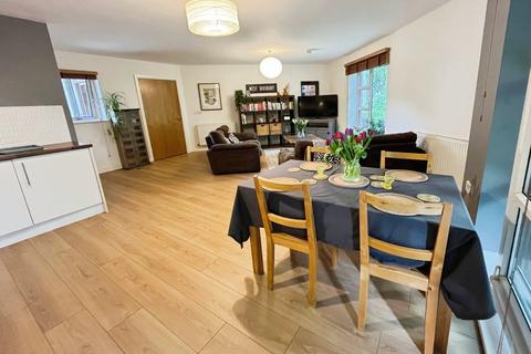 2 bedroom flat for sale, Montmano Drive, West Didsbury, Greater Manchester, M20