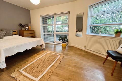 2 bedroom flat for sale, Montmano Drive, West Didsbury, Greater Manchester, M20