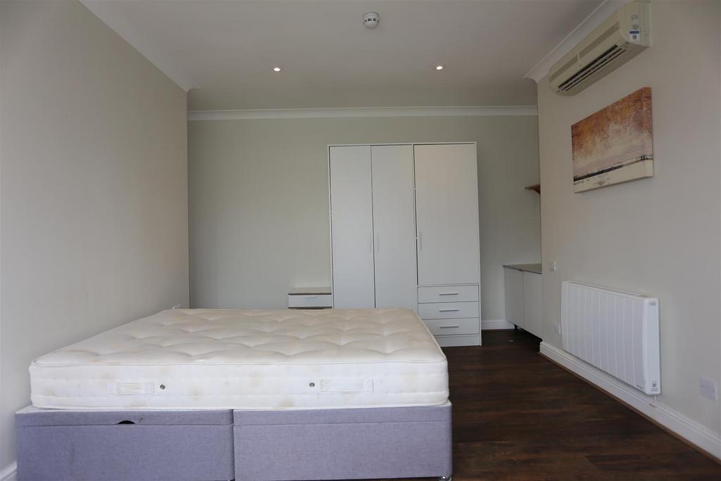 Room 178, 16 18 regency square (1).jpg