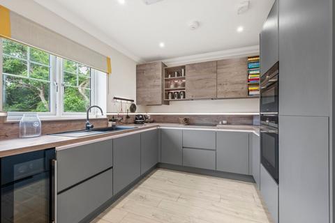 2 bedroom apartment for sale, Howard Place, Weybridge, KT13