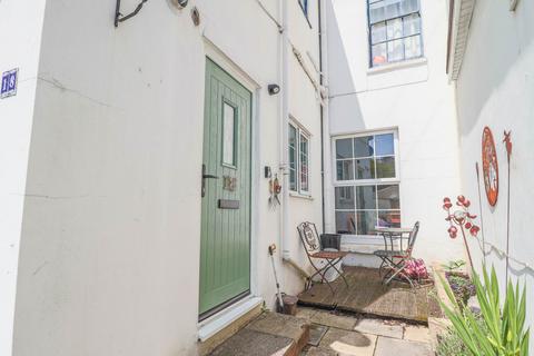 Raglan Place, Close To Sea Front - Ground Floor Flat With Own Private Entrance