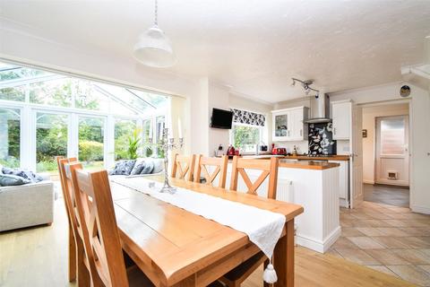 8 Bramling Avenue, Yateley, GU46 6NX
