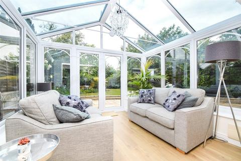 8 Bramling Avenue, Yateley, GU46 6NX