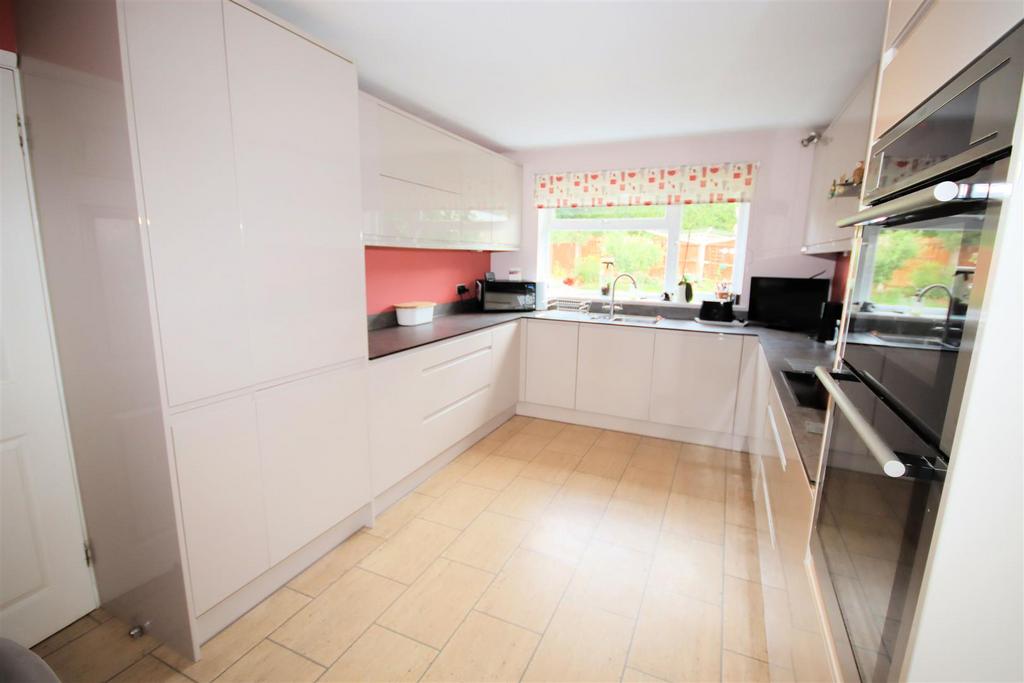 Fitted Kitchen/Breakfast room