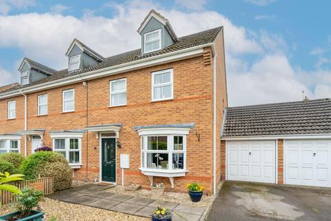 3 bedroom end of terrace house for sale, Tudors Close, Buckingham MK18
