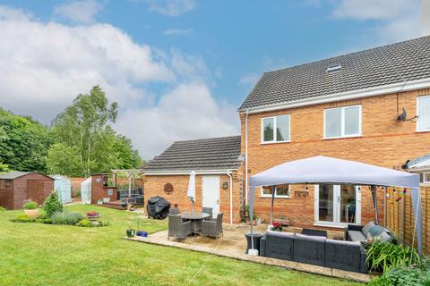 3 bedroom end of terrace house for sale, Tudors Close, Buckingham MK18