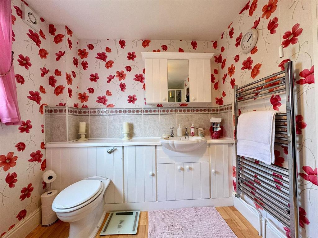 Bathroom (2).jpg