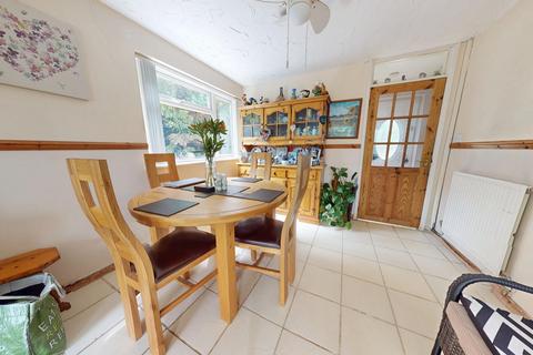 4 bedroom end of terrace house for sale, Cowley Road, The Headlands, NN11 9AS