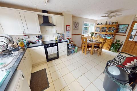 4 bedroom end of terrace house for sale, Cowley Road, The Headlands, NN11 9AS
