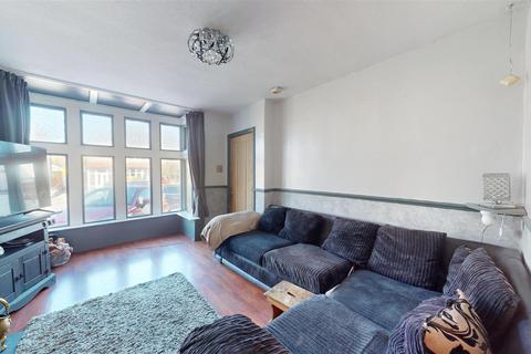 3 bedroom townhouse for sale, Newlands Grove, Northowram, Halifax