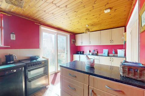 3 bedroom townhouse for sale, Newlands Grove, Northowram, Halifax