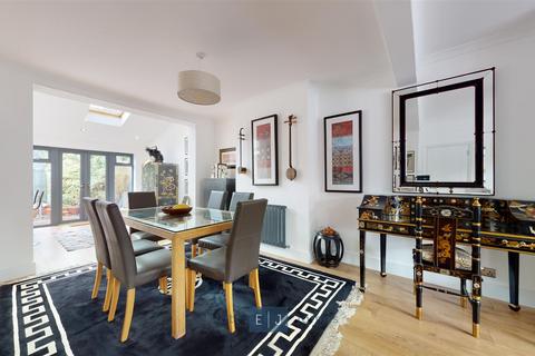17 Harwater Drive, Loughton, IG10 1LP