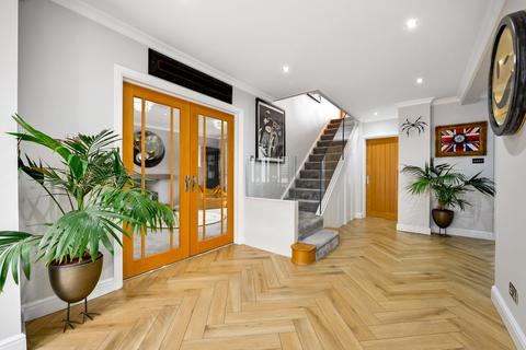 60 Howe Drive, Beaconsfield, HP9 2BD