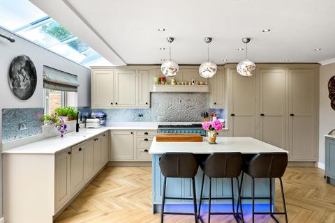 60 Howe Drive, Beaconsfield, HP9 2BD