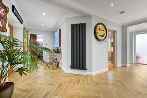 60 Howe Drive, Beaconsfield, HP9 2BD