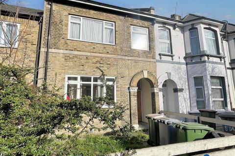 3 bedroom flat for sale, Selwyn Road, London