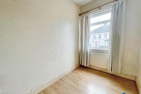 3 bedroom flat for sale, Selwyn Road, London