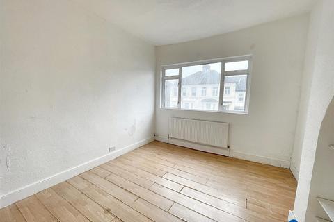 3 bedroom flat for sale, Selwyn Road, London