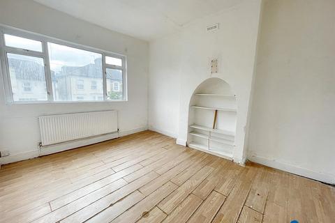 3 bedroom flat for sale, Selwyn Road, London