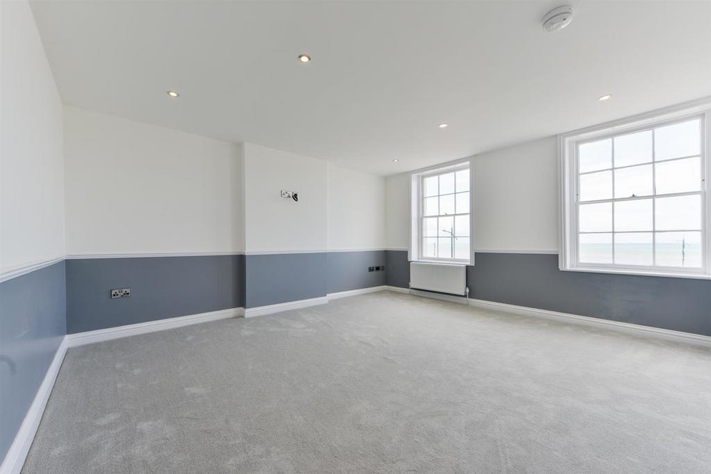 Flat 2, 12 Marine Gardens10.jpg