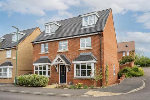 5 bedroom detached house for sale, Larkspur Drive, Burgess Hill