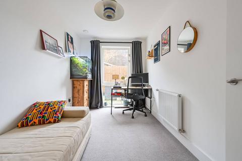 2 bedroom flat for sale, Grattan Court, LONDON E3