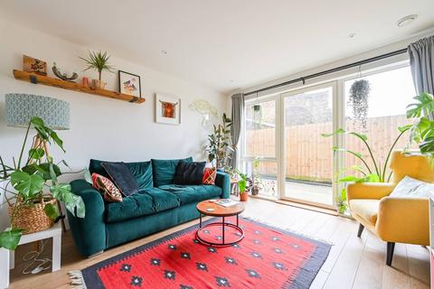 2 bedroom flat for sale, Grattan Court, LONDON E3
