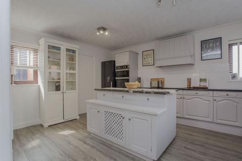 16 Abbott Way, Yaxley, Peterborough, PE7 3YF