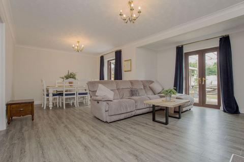 16 Abbott Way, Yaxley, Peterborough, PE7 3YF