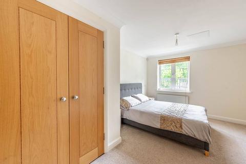 2 bedroom flat to rent, Warren Lane, Stanmore, HA7