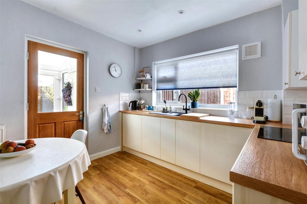 Kitchen 2.jpeg