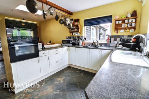 4 bedroom cottage for sale, Norwich Road, Long Stratton