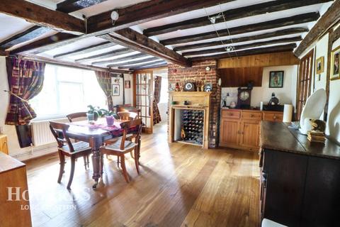 4 bedroom cottage for sale, Norwich Road, Long Stratton
