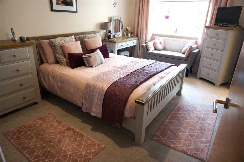 Front bedroom 1 :