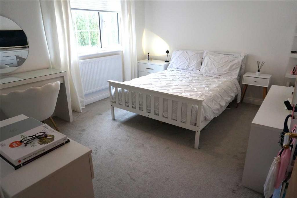 Front bedroom 4 :
