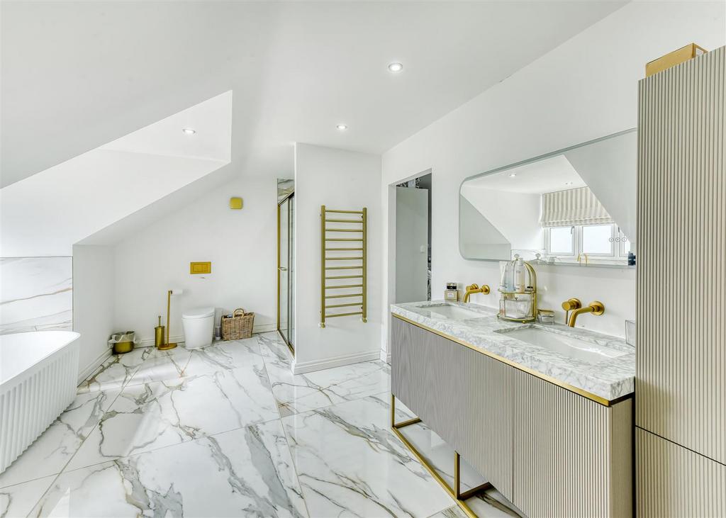 Meadow View-bed1 ensuite.jpg