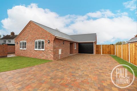 3 bedroom detached bungalow for sale, Beccles Road, Lowestoft, NR33