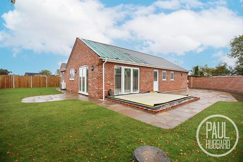 3 bedroom detached bungalow for sale, Beccles Road, Lowestoft, NR33