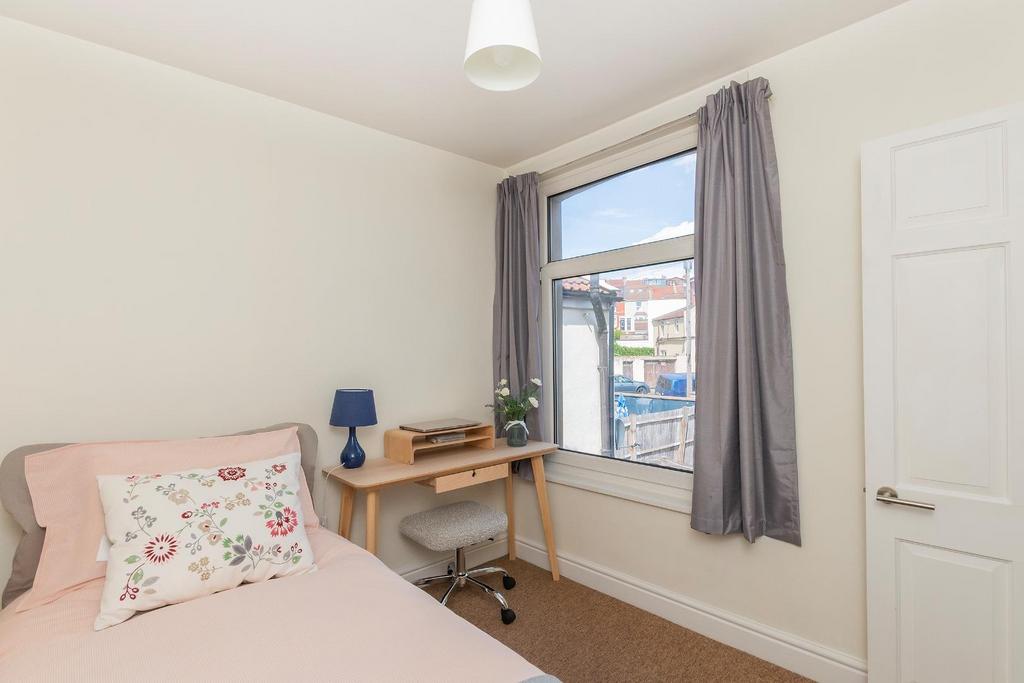 1 L5 R1 BR - Bedroom J.jpg