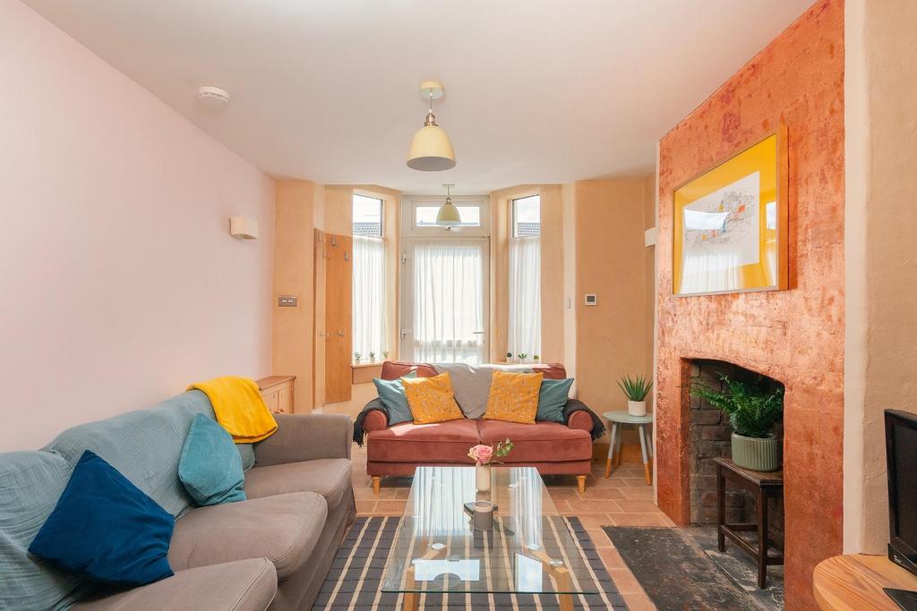 1 L5 R1 BR - Living Room C.jpg