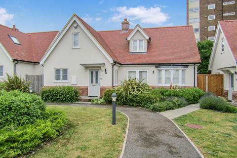 4 bedroom detached house to rent, Fourth Avenue, Frinton-on-Sea CO13