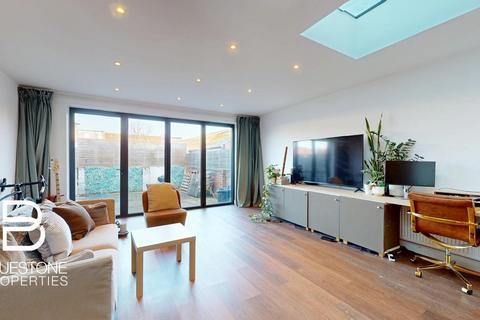 4 bedroom semi-detached house to rent, Undine Street, London